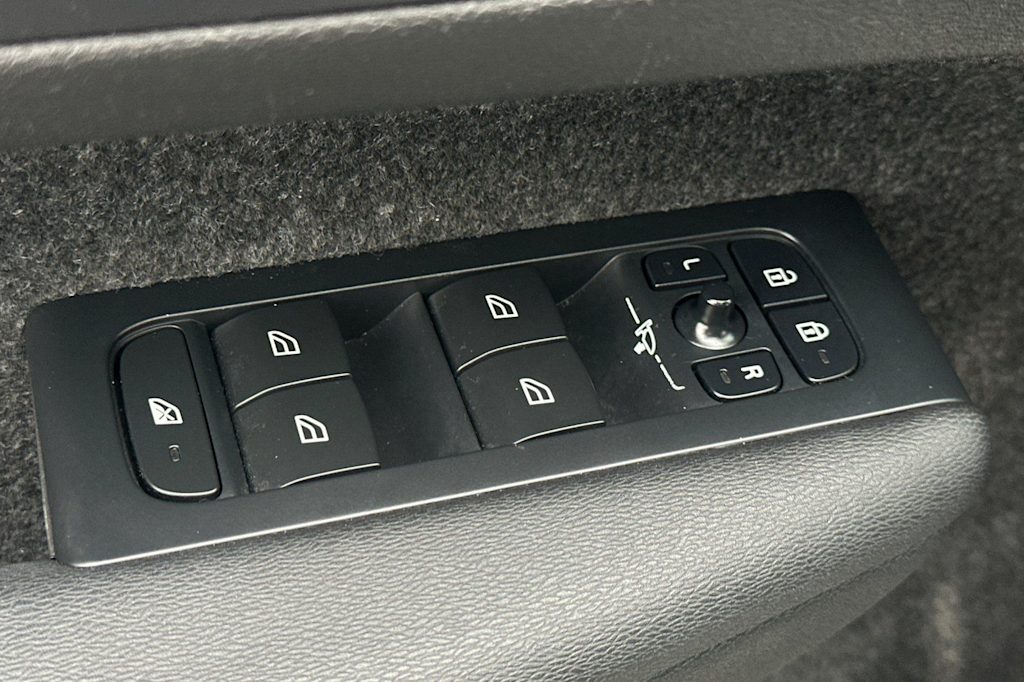 Thumbnail: 2023 Volvo XC40 - 23