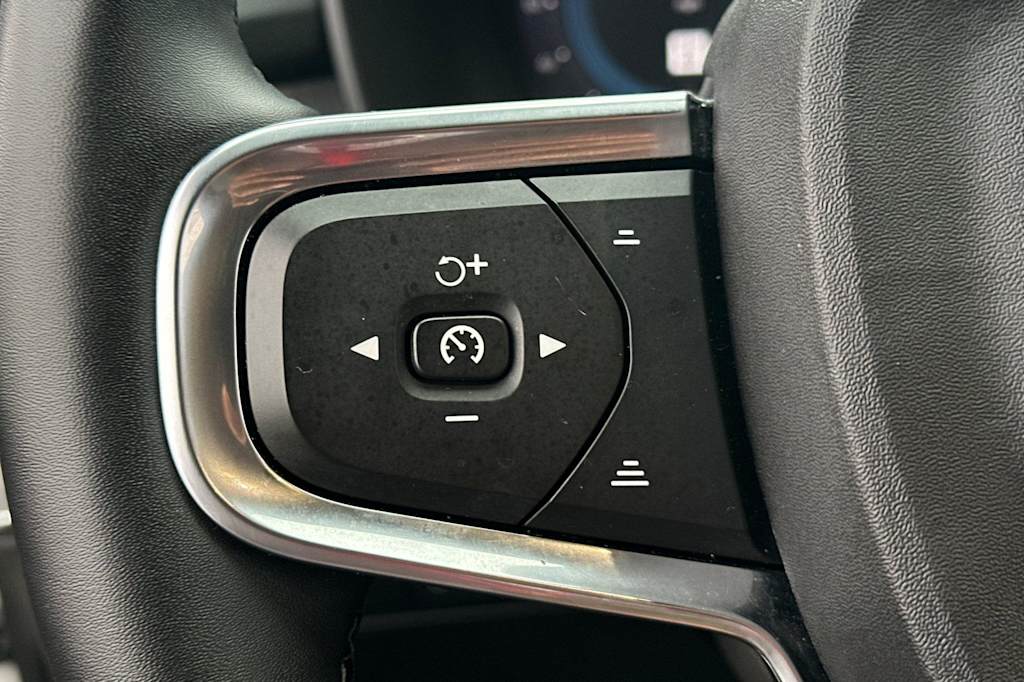 Thumbnail: 2023 Volvo XC40 - 31