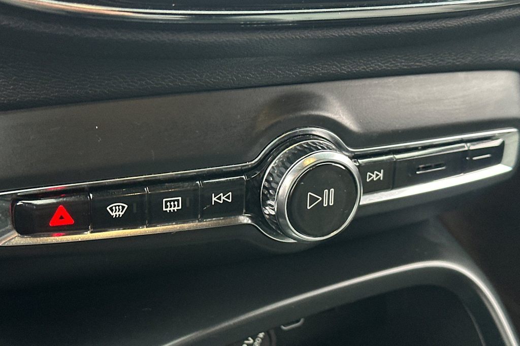 Thumbnail: 2023 Volvo XC40 - 26