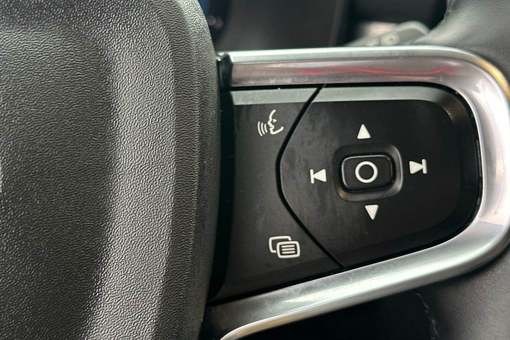 Thumbnail: 2023 Volvo XC40 - 30