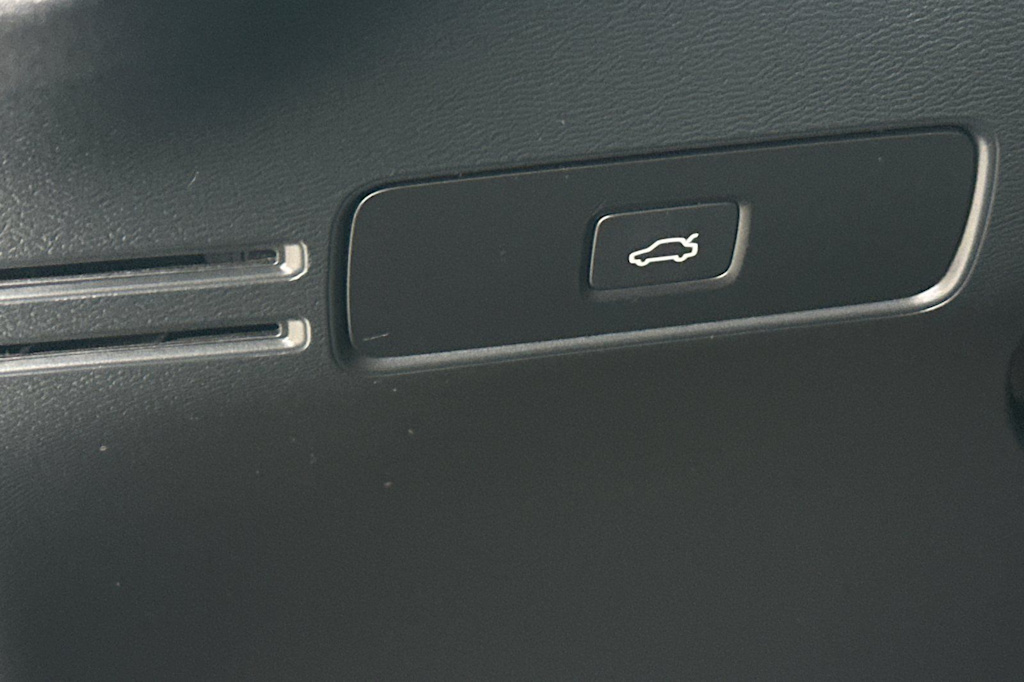 Thumbnail: 2023 Volvo XC40 - 33