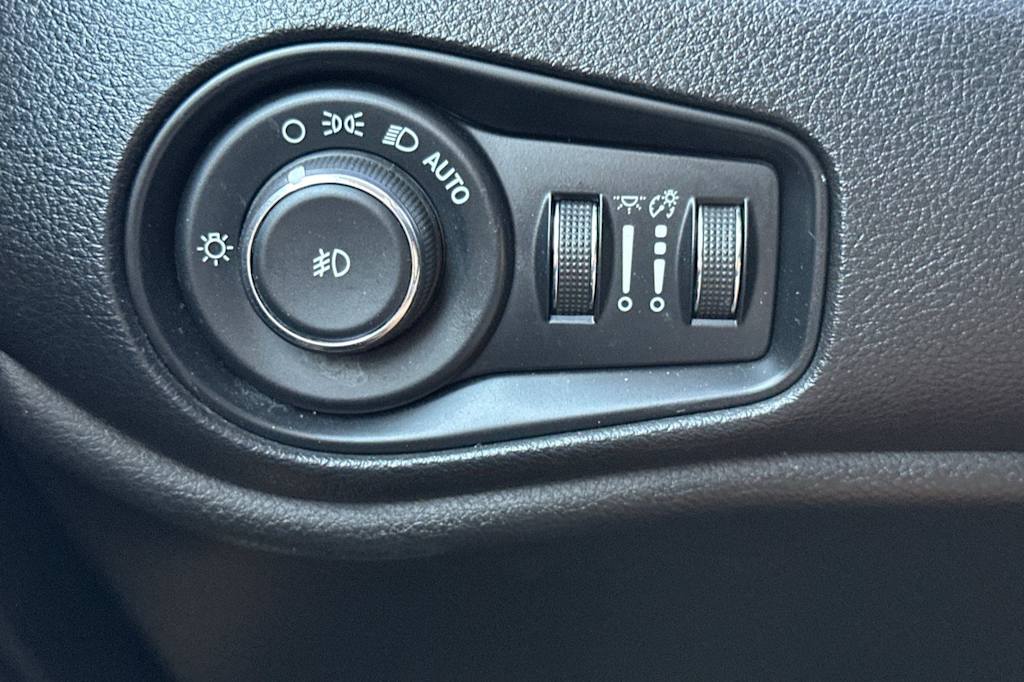 Thumbnail: 2017 Jeep Renegade - 33