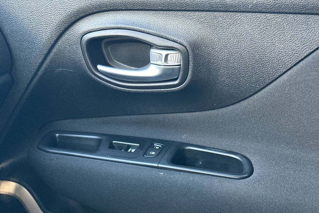 Thumbnail: 2017 Jeep Renegade - 26