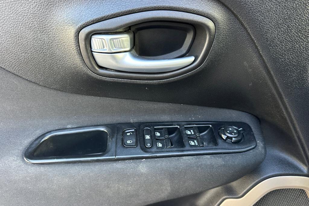 Thumbnail: 2017 Jeep Renegade - 24