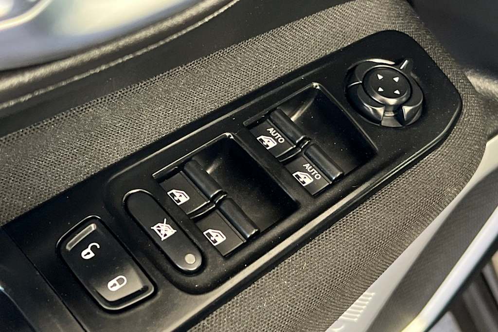 Thumbnail: 2020 Jeep Renegade - 24