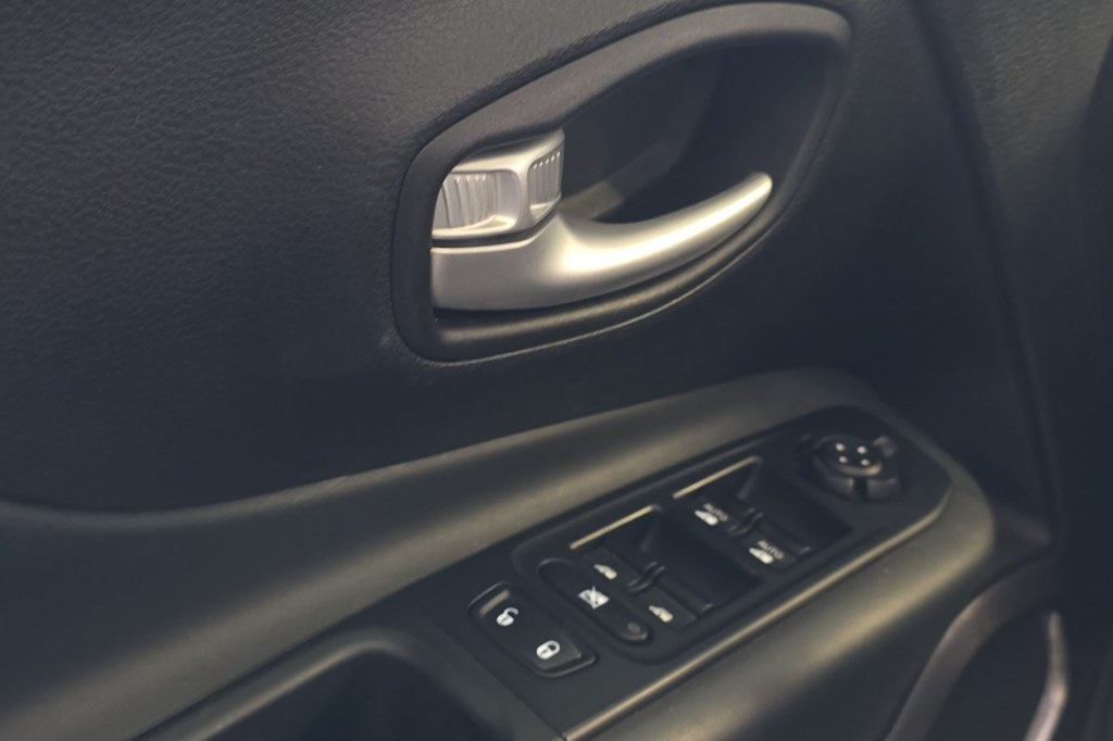 Thumbnail: 2023 Jeep Renegade - 21