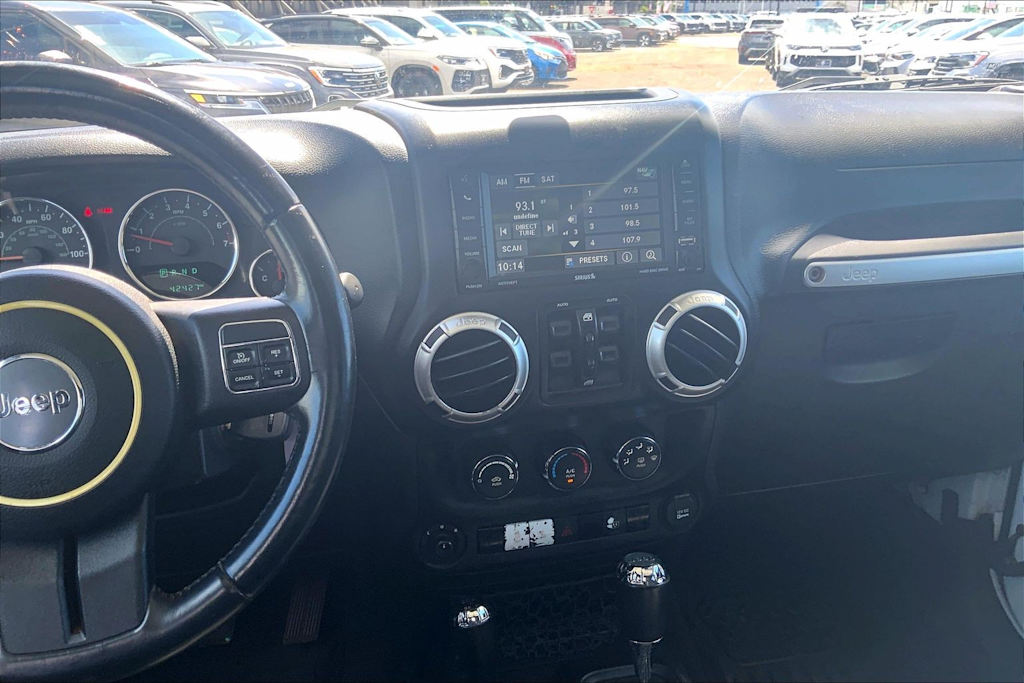 Thumbnail: 2016 Jeep Wrangler - 14