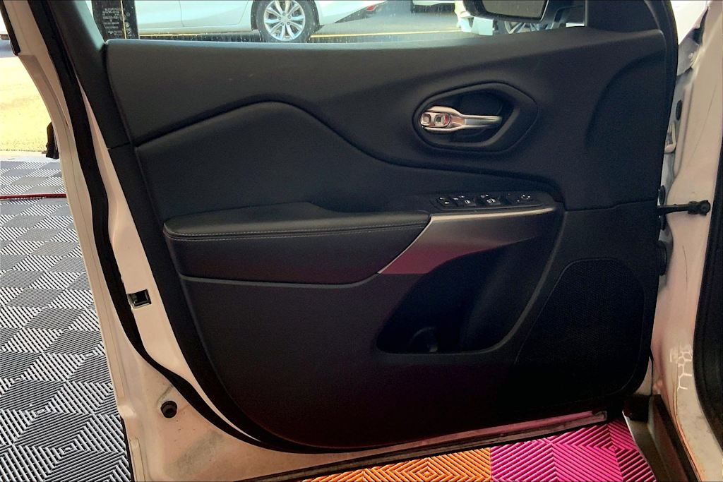 Thumbnail: 2019 Jeep Cherokee - 27