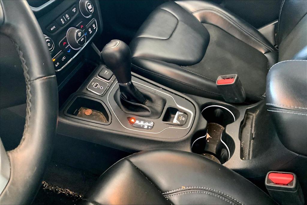 Thumbnail: 2019 Jeep Cherokee - 17