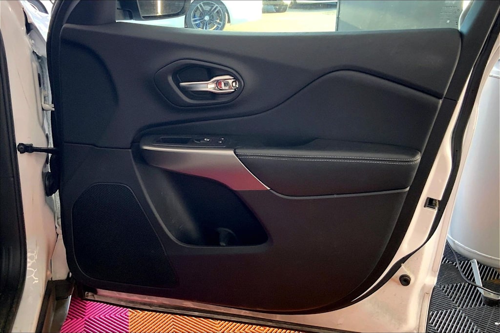 Thumbnail: 2019 Jeep Cherokee - 28