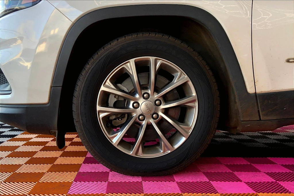 Thumbnail: 2019 Jeep Cherokee - 8