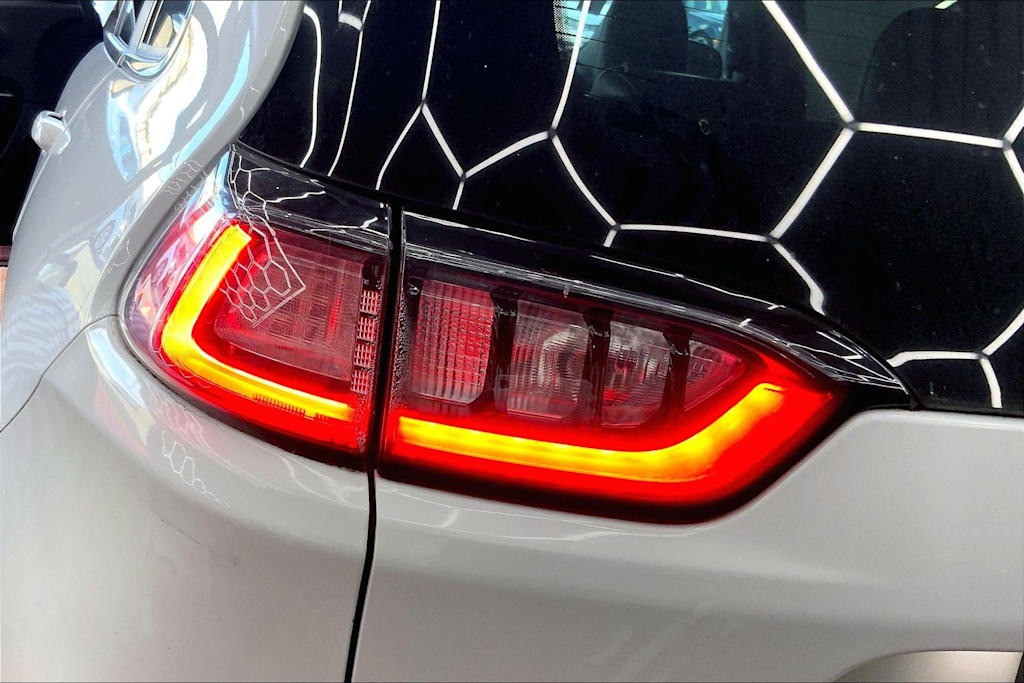 Thumbnail: 2019 Jeep Cherokee - 32