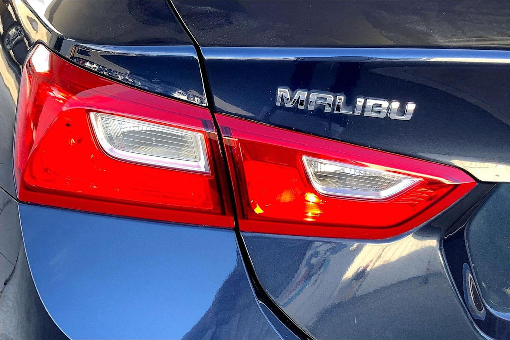 Thumbnail: 2018 Chevrolet Malibu - 32