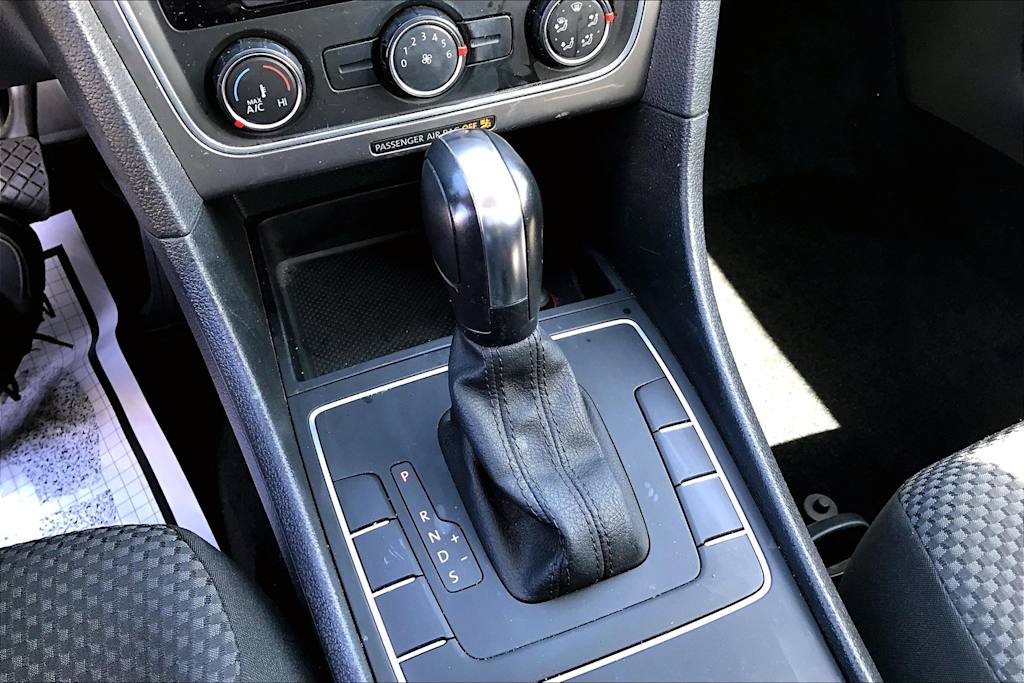 2014 Volkswagen Passat S 14