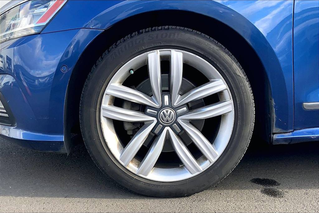 Thumbnail: 2017 Volkswagen Passat - 8