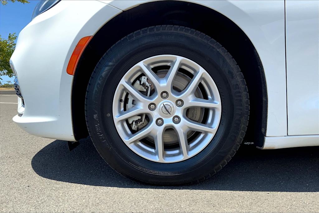 Thumbnail: 2022 Chrysler Pacifica - 8