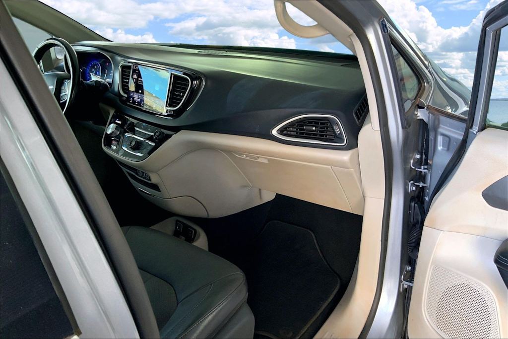 Thumbnail: 2021 Chrysler Pacifica - 24