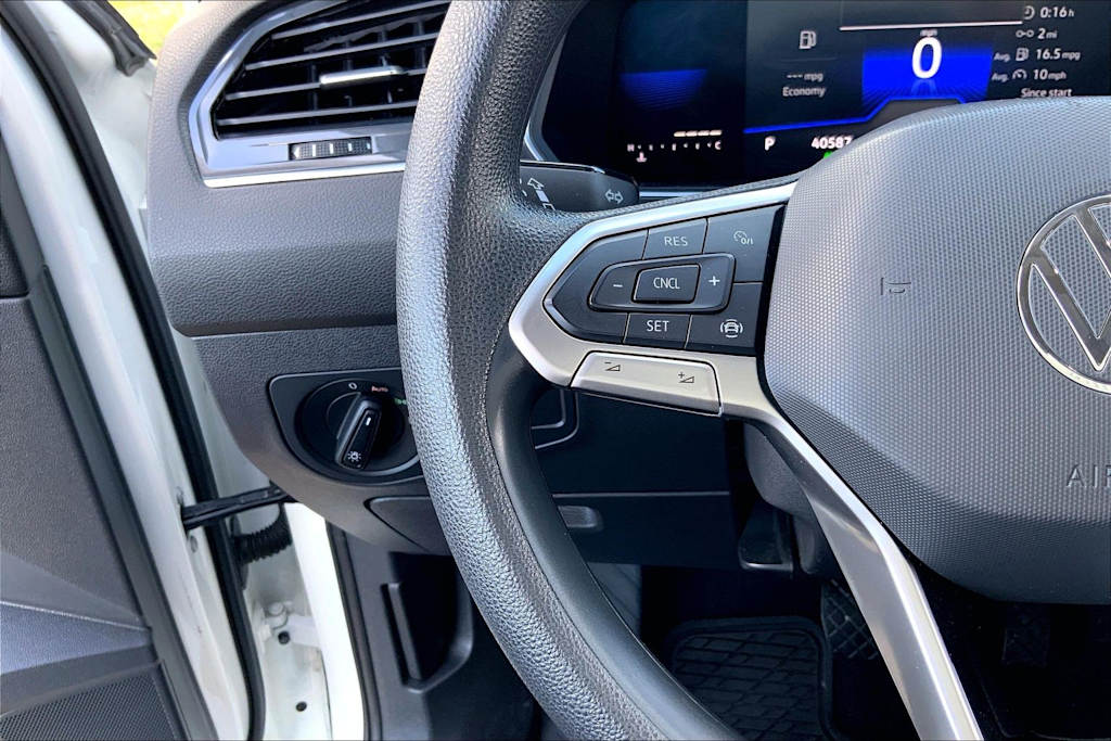 Thumbnail: 2022 Volkswagen Tiguan - 24