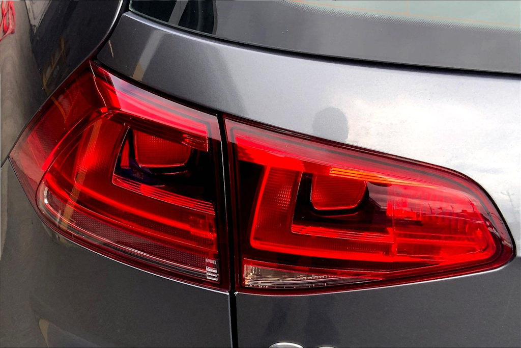 Thumbnail: 2017 Volkswagen Golf - 32