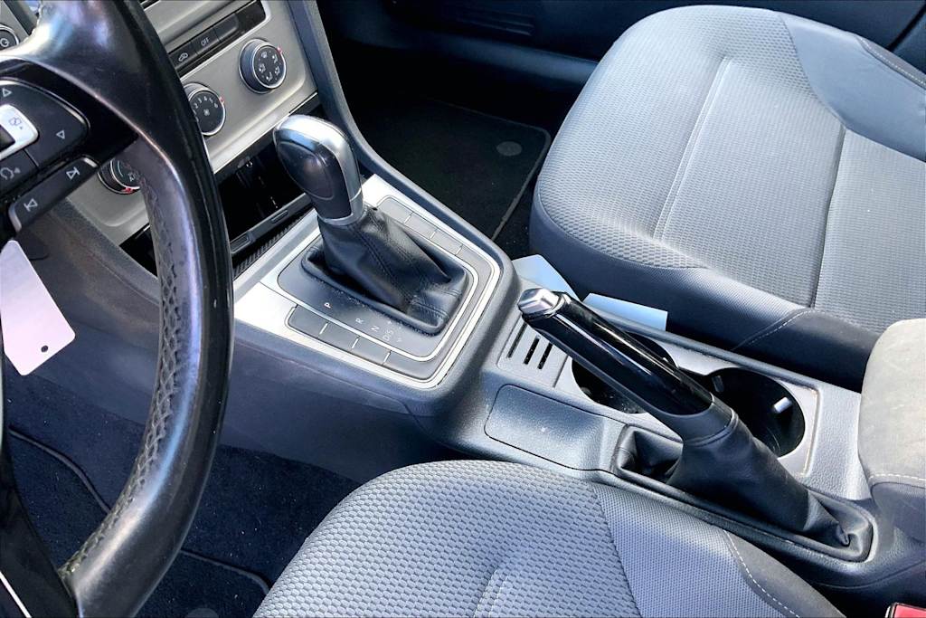 Thumbnail: 2016 Volkswagen Golf - 16