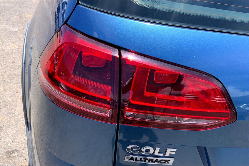 Thumbnail: 2017 Volkswagen Golf - 32