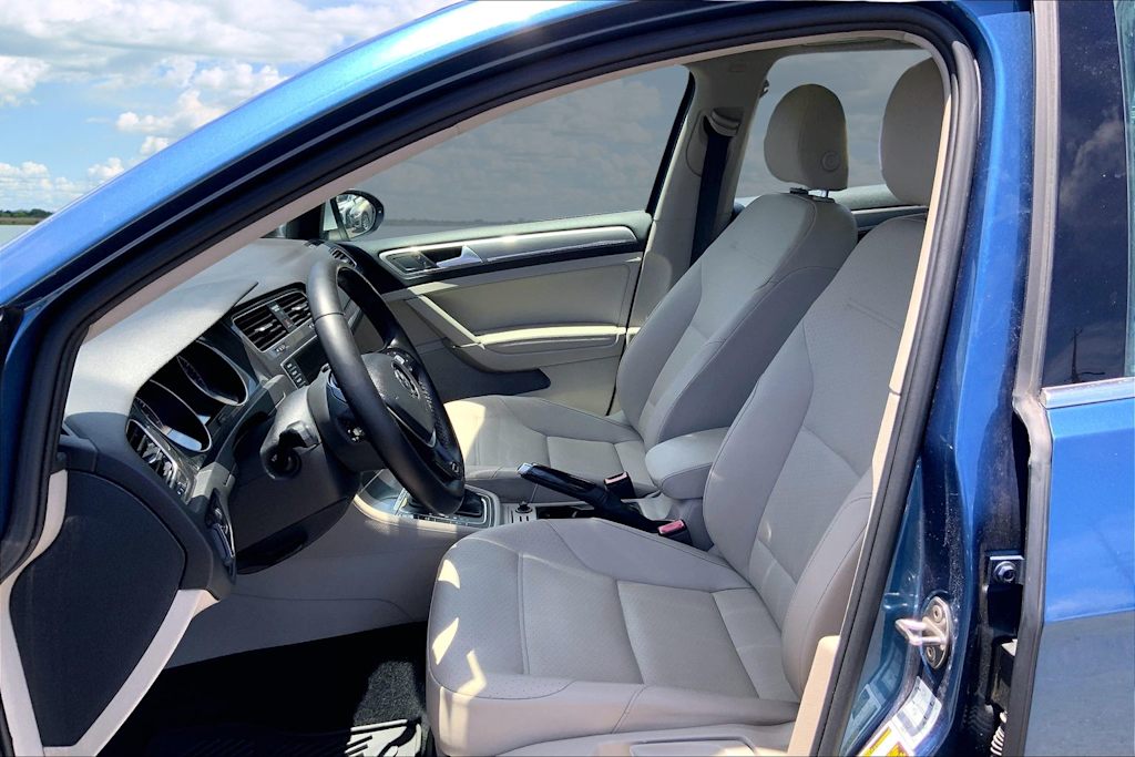 Thumbnail: 2017 Volkswagen Golf - 11