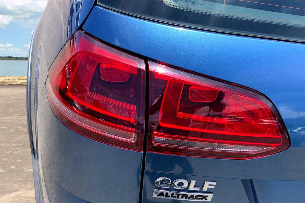 Thumbnail: 2017 Volkswagen Golf - 32