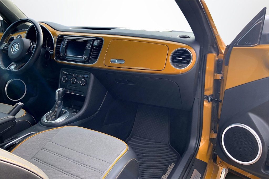 Thumbnail: 2016 Volkswagen Beetle - 24