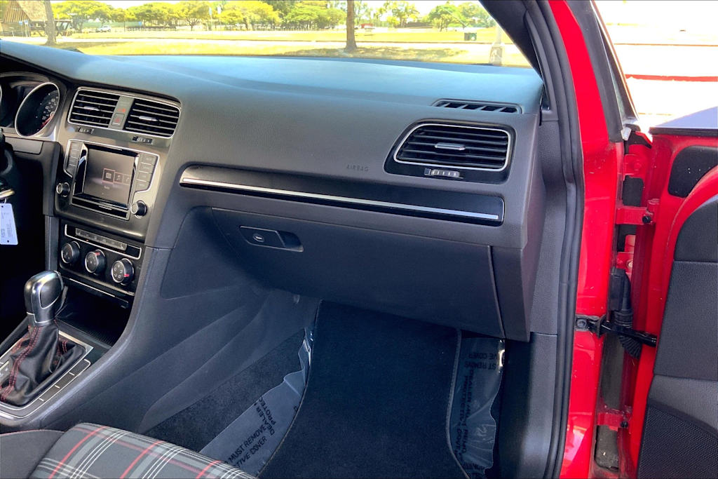 Thumbnail: 2015 Volkswagen Golf - 23