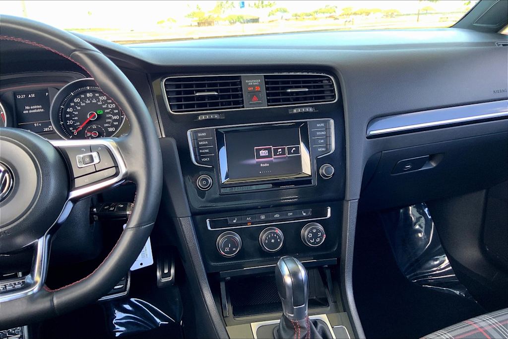 Thumbnail: 2015 Volkswagen Golf - 14