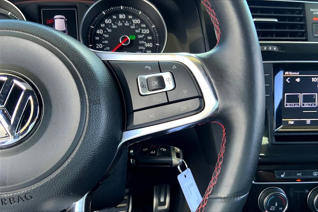 Thumbnail: 2015 Volkswagen Golf - 25