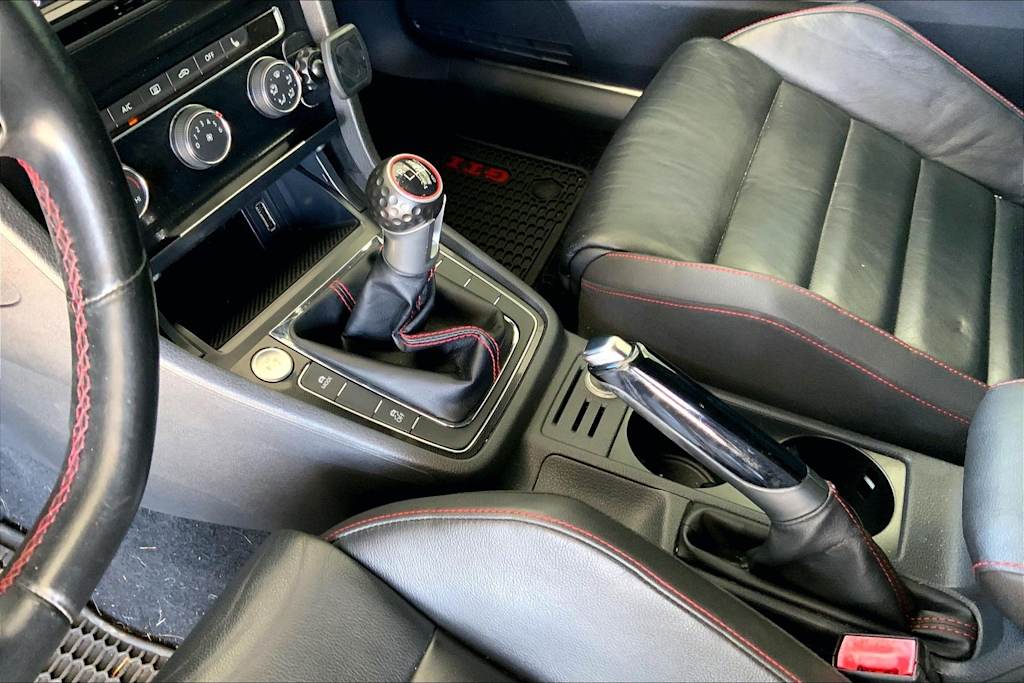 Thumbnail: 2015 Volkswagen Golf - 17