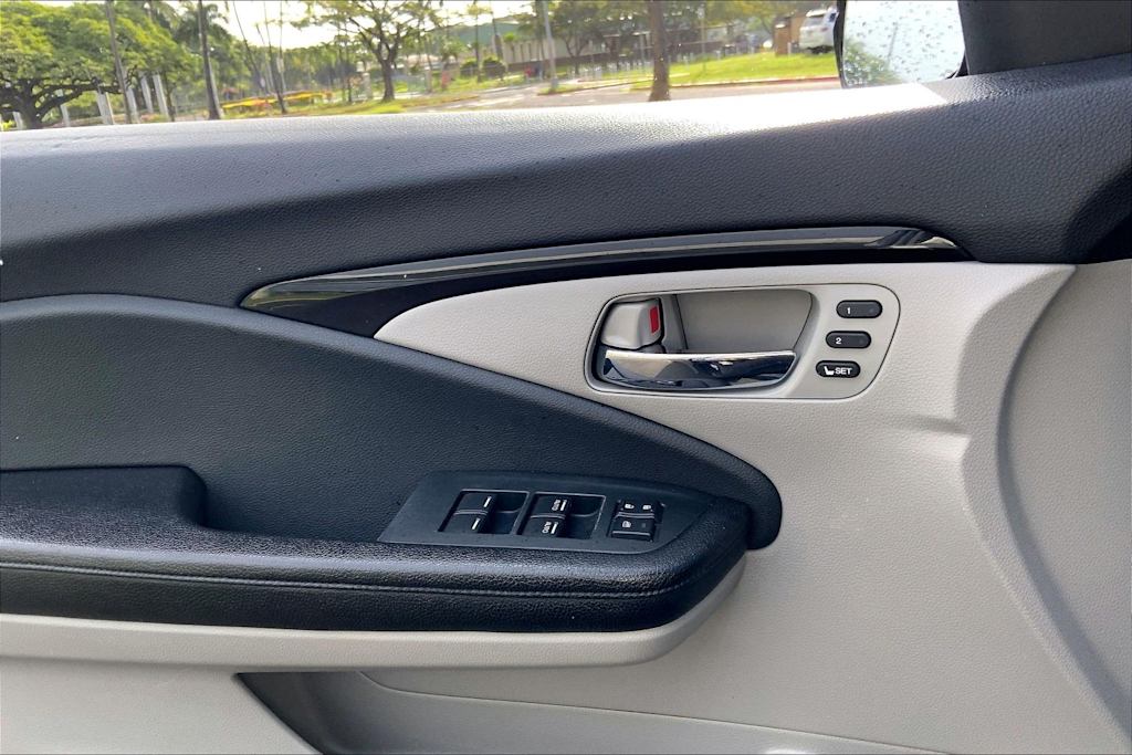 Thumbnail: 2017 Honda Pilot - 27