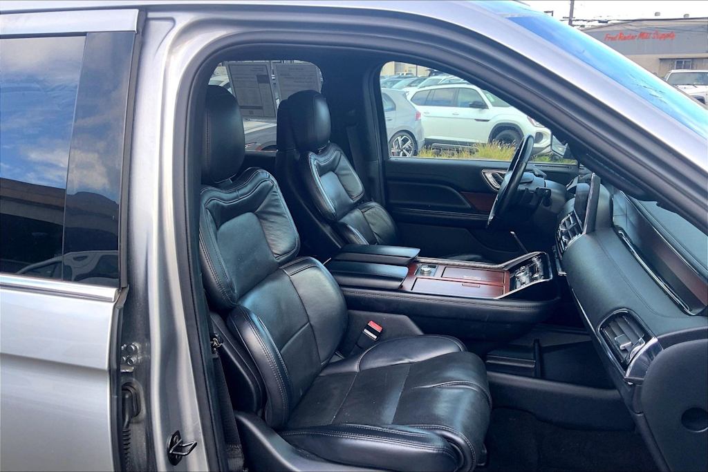 Thumbnail: 2021 Lincoln Navigator L - 12