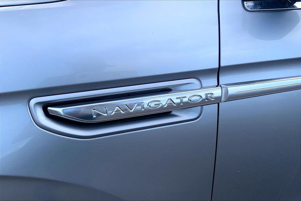 Thumbnail: 2021 Lincoln Navigator L - 7