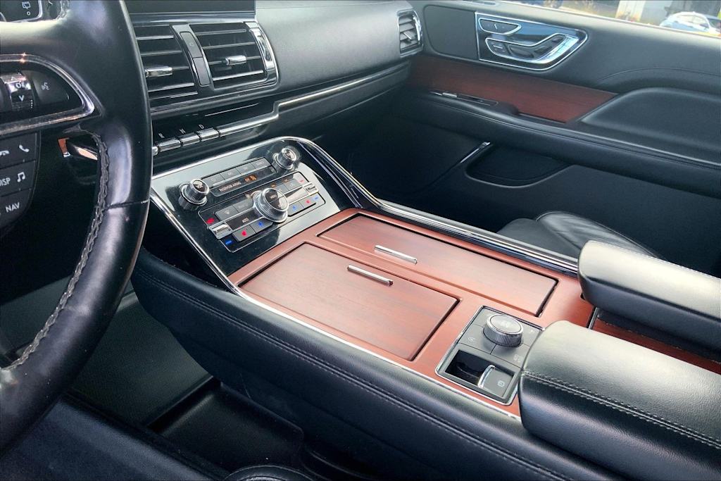 Thumbnail: 2021 Lincoln Navigator L - 17