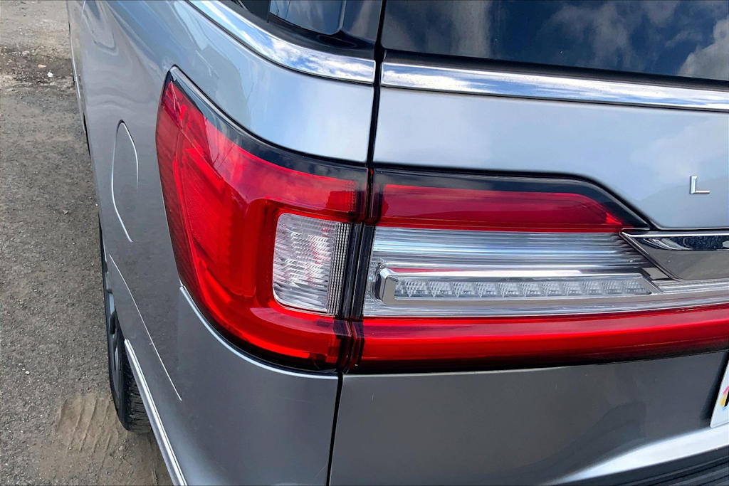 Thumbnail: 2021 Lincoln Navigator L - 32