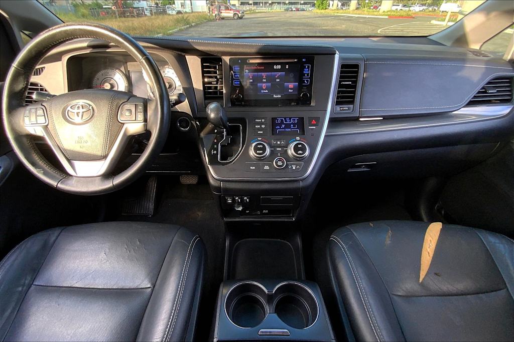 2015 Toyota Sienna SE 9
