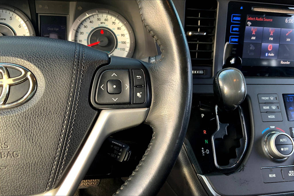 2015 Toyota Sienna SE 26