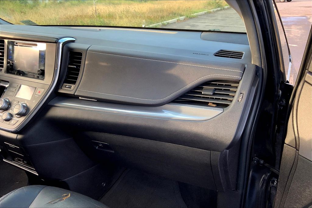 2015 Toyota Sienna SE 24
