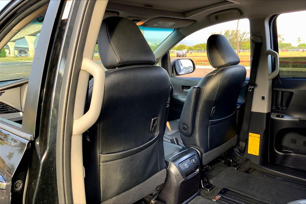 2015 Toyota Sienna SE 12