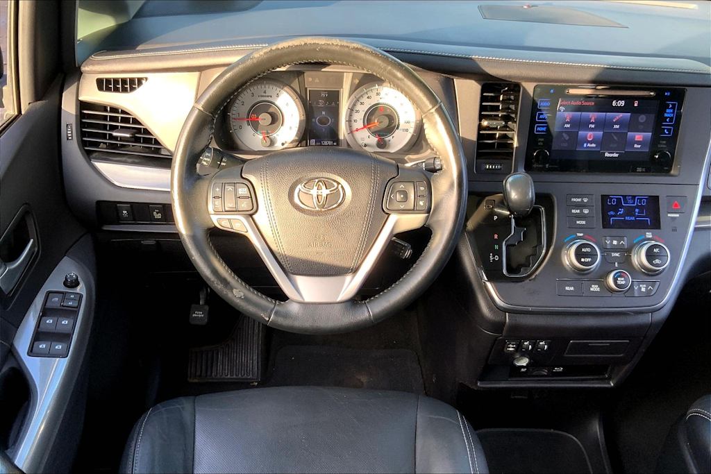 2015 Toyota Sienna SE 13