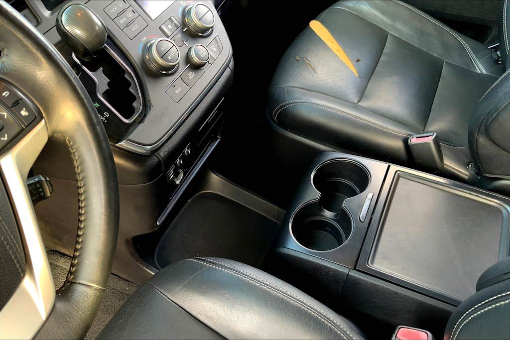 2015 Toyota Sienna SE 19