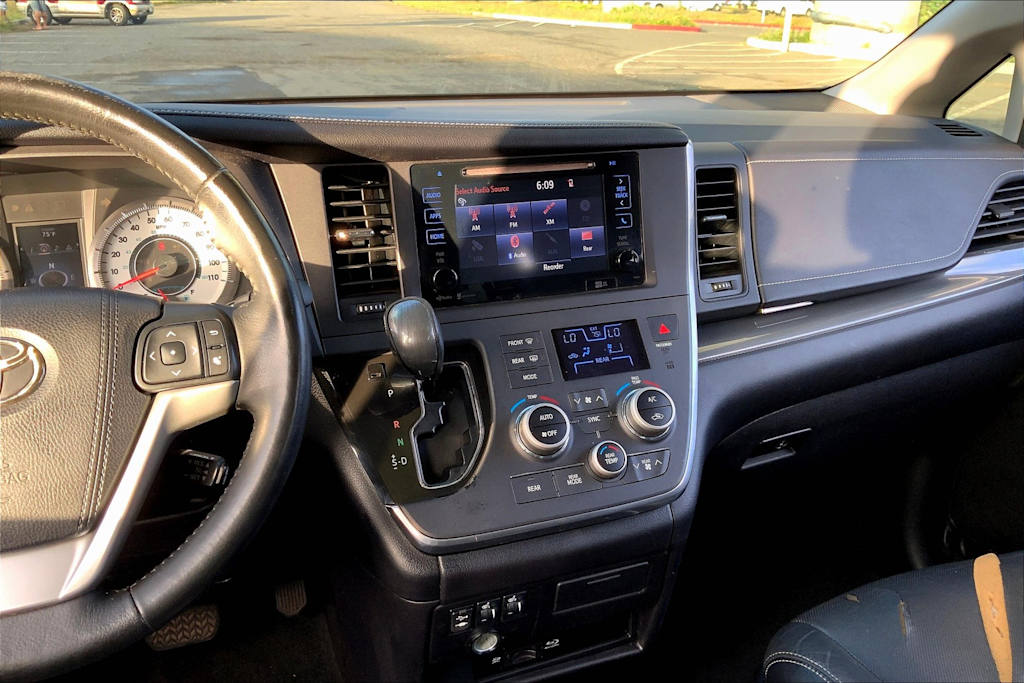 2015 Toyota Sienna SE 14