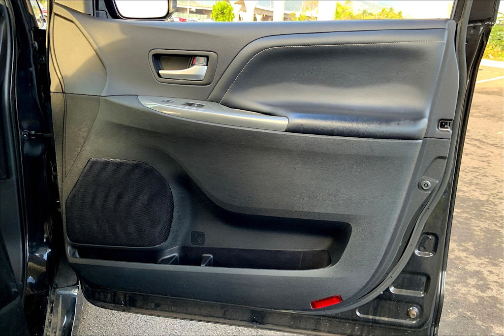 2015 Toyota Sienna SE 28