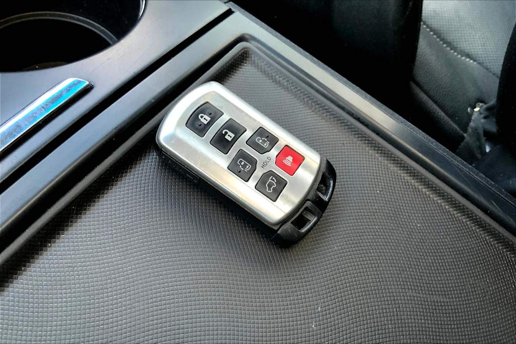 2015 Toyota Sienna SE 21