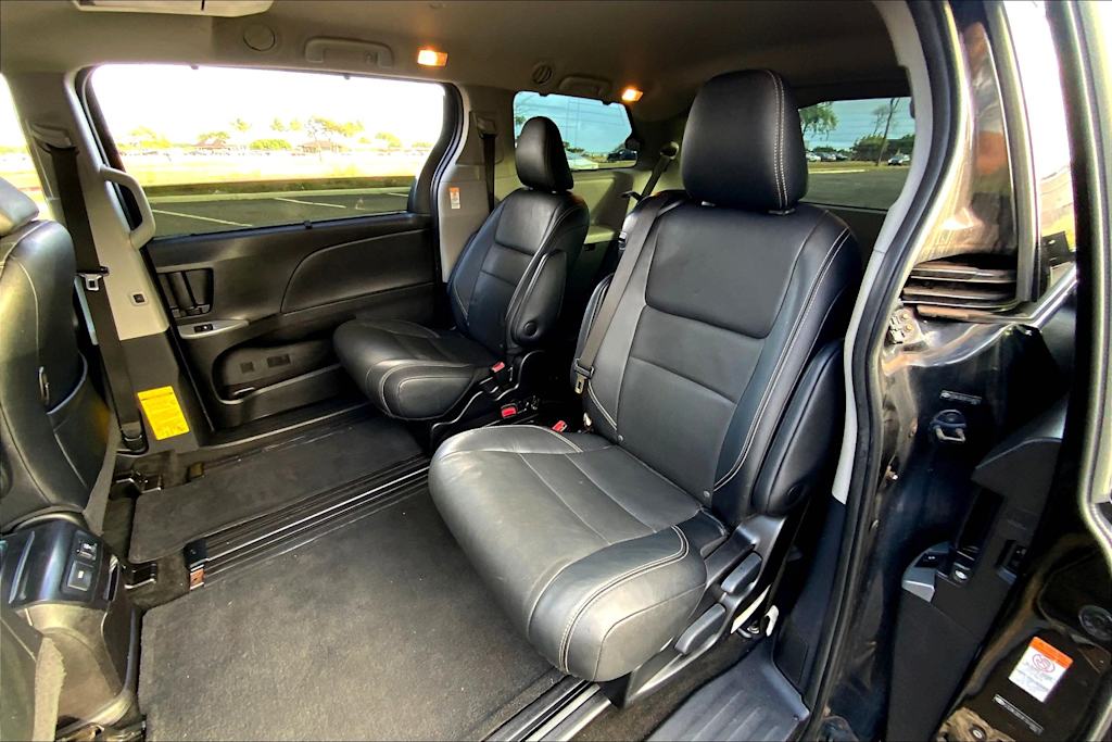 2015 Toyota Sienna SE 29