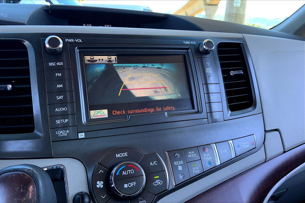 Thumbnail: 2014 Toyota Sienna - 25