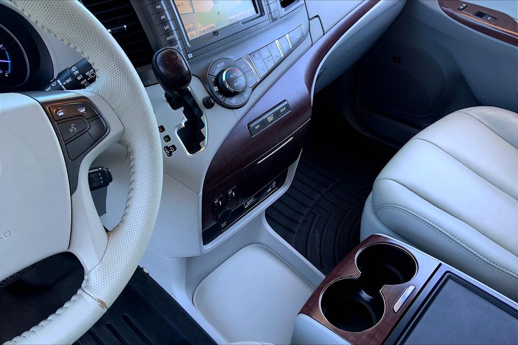 Thumbnail: 2014 Toyota Sienna - 15