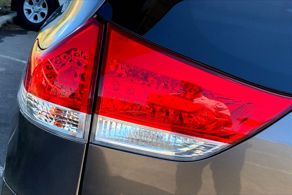 Thumbnail: 2014 Toyota Sienna - 31